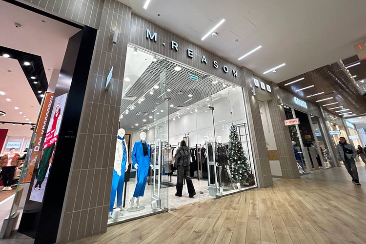 На месте Alexander Bogdanov открылся магазин женской одежды M.Reason. О том, что здесь был бутик российского дизайнера, напоминает лишь информация на интерактивном стенде