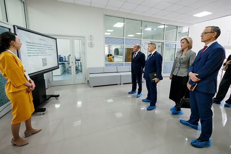 Итоговую коллегию Госархива РТ решили провести на площадке выставочного центра «Казань Экспо», а перед этим почетных гостей и журналистов провели по коридорам нового здания ведомства неподалеку