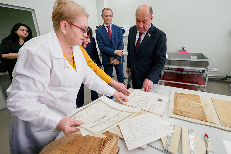 В реставрационной комнате показали процесс восстановления документов и место оцифровки документов