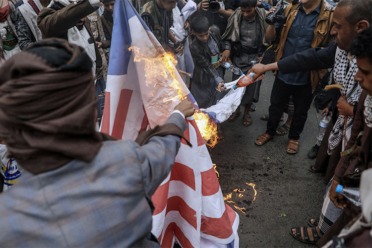 Йеменцы сжигают флаги США и Израиля во время акции протеста в Сане