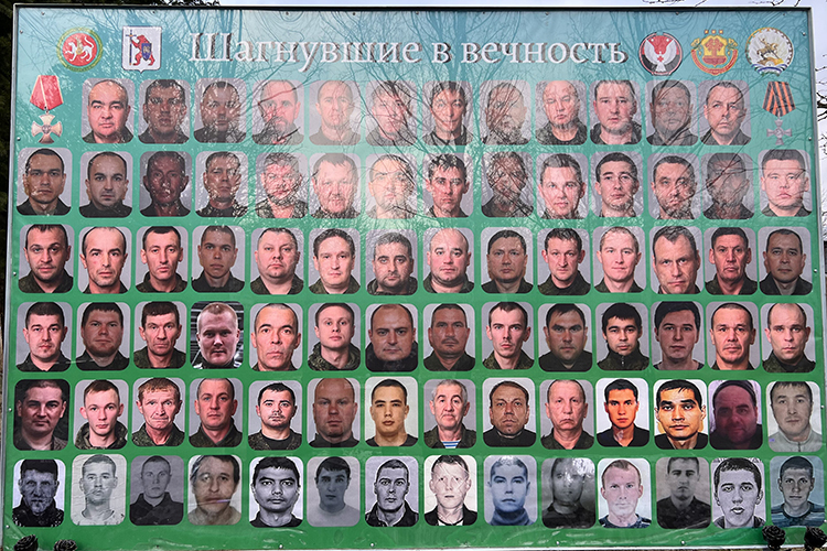 На стенде увековечены портреты 82 героев полка, погибших во время штурмов и других боевых задач. Все они посмертно представлены к госнаградам, а их имена навсегда будут вписаны в историю полка