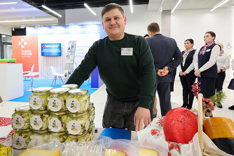 Сергей Плотников из Алексеевского района получил грант в 350 тыс. рублей, на которые купил сыроварню. Сейчас он перерабатывает 800 литров молока в месяц и получает 90 кг готового продукта