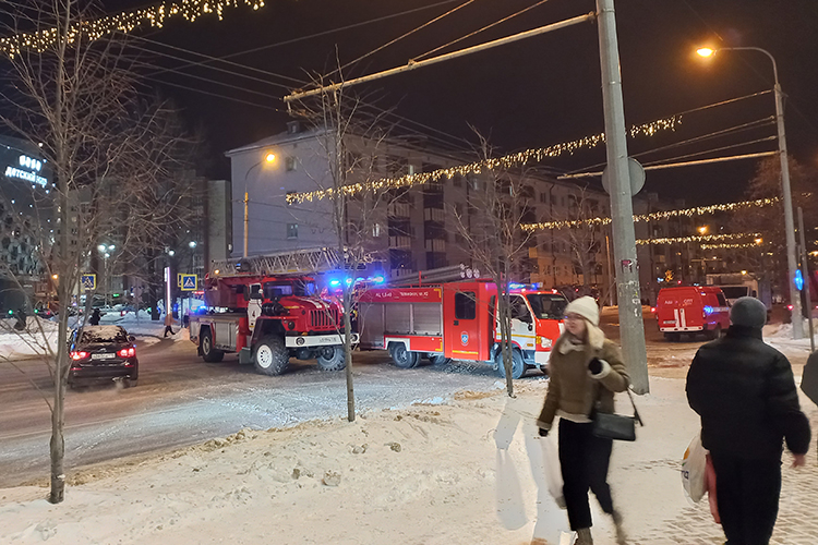 Из-за пожара частично была перекрыта улица Павлюхина. Движение заблокировали от улицы Газовая до улицы Даурская