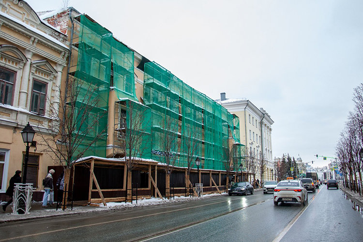 Помещение, которое «идеально подойдет под отель», продается в доме Мартинсона на Кремлевской. Общая площадь объекта — 1,1 тыс. кв. м. Сейчас в здании ремонтируют кровлю, проводят тепло
