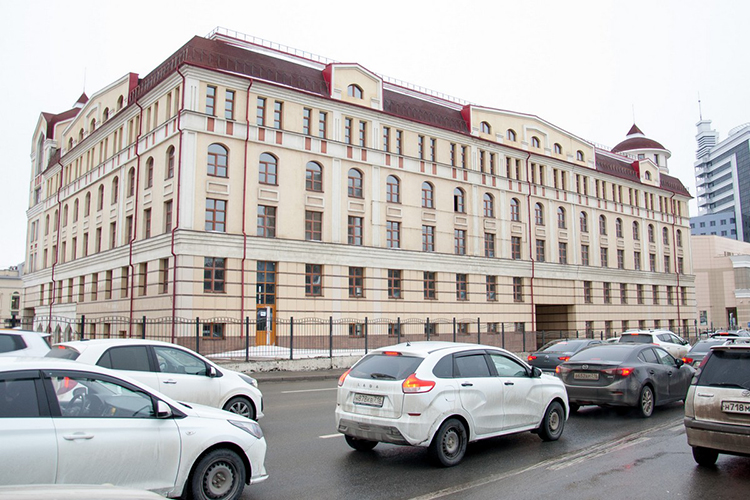 Шестиэтажный объект на Петербургской возвели еще в 2015-м, и предлагали как офисный или медицинский центр. Сейчас его продают за 890 млн рублей под гостиницу