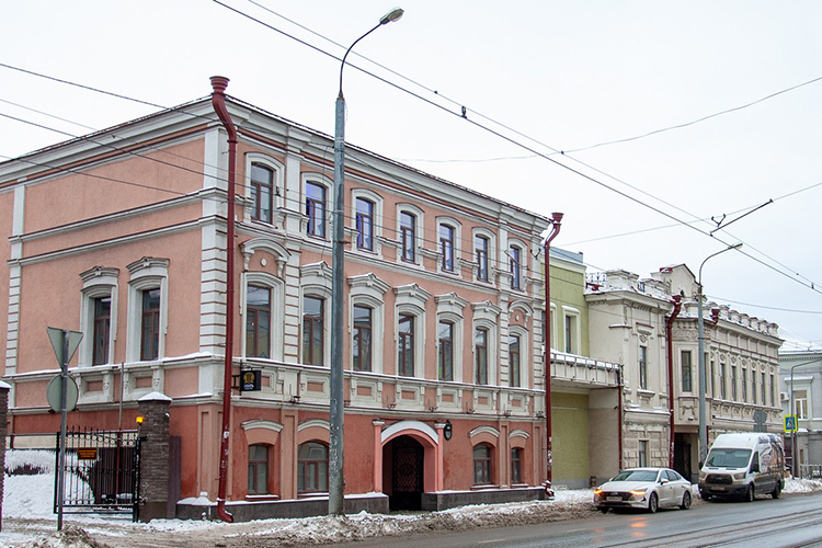 Еще один дом на Тукая, построенный в конце XIX века, продают за 330 млн рублей. Здание полностью отреставрировано, имеет парковку на 50 машиномест и предчистовую отделку. Дом состоит из двух строений площадью 885 и 690 кв м.