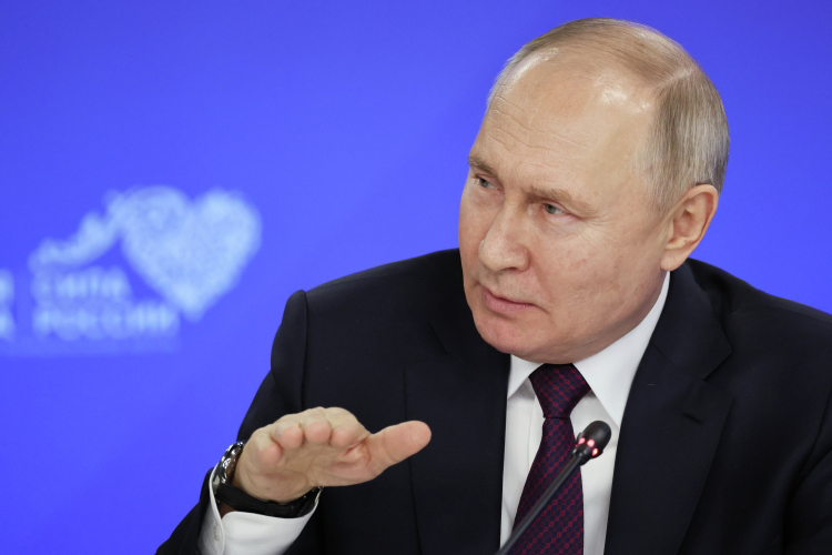 Владимир Путин: «Важно хватать и не пущать. И не штрафы выкатывать, а своевременно предупреждать о возможных ошибках и помогать просто людям на местах не делать этих ошибок»