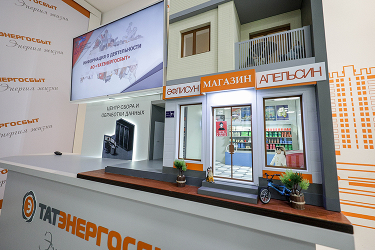 «Татэнергосбыт», обрамивший свой монитор моделью многоквартирного дома с магазином «Эфлисун», показал динамику энергопотребления за 1995–2023 годы, которая выросла в Татарстане с примерно 23 до рекордных 33,4 млрд кВт.ч