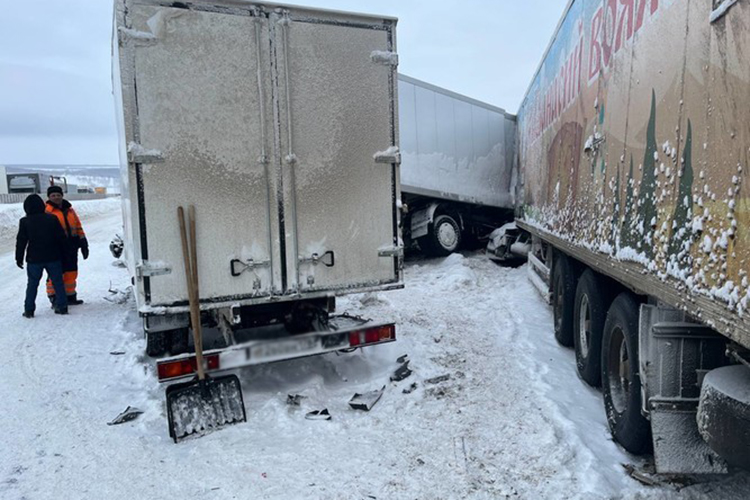 На трассе возле деревни Нижние Яки Мамадышского района произошла авария с участием 11 автомобилей