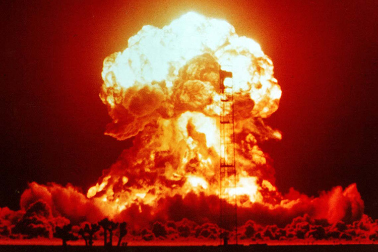 Силу взрыва при применении ядерного оружия можно сравнить с силой удара астероида Апофис с Землей