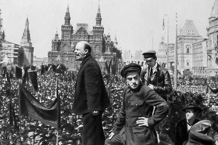 «Ленин, как мы знаем, был основателем первого в мире социалистического государства. И в этом смысле он, безусловно, является фигурой исторического масштаба»