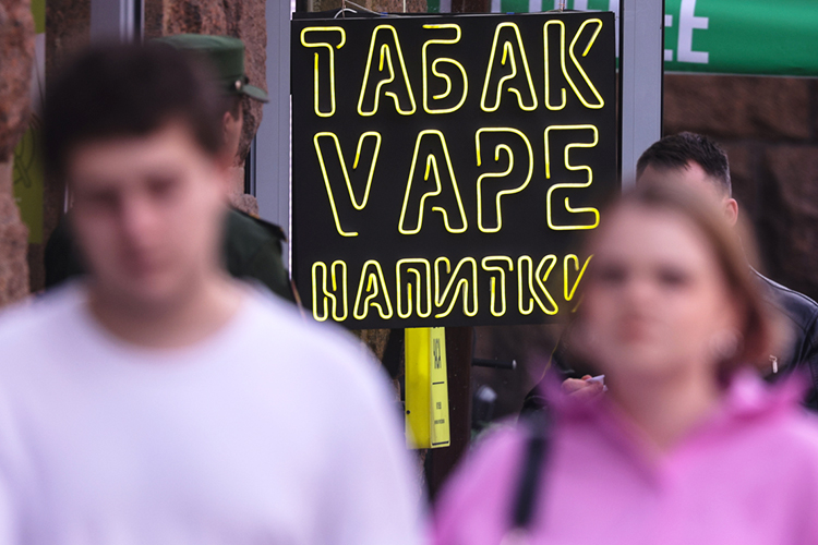 По словам Метшина, нелегальный рынок никотинсодержащих жидкостей и одноразовых электронных средств доставки никотина ежегодно растет в среднем на 20% и на сегодняшний день составляет порядка 90% от общего объема рынка данной продукции в России