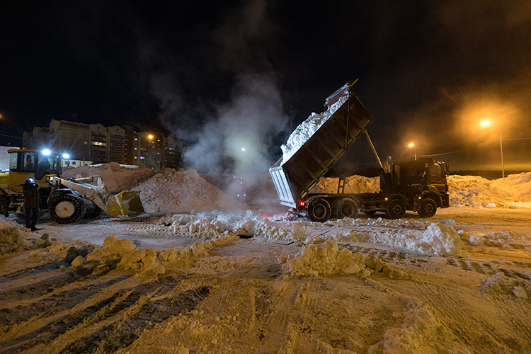 Всего с 17 января с городских дорог вывезено 157 тыс. тонн снега. За всю зиму с улиц вывезли 680 тыс. тонн, что почти на 100 тыс. тонн больше, чем за аналогичный период прошлого года