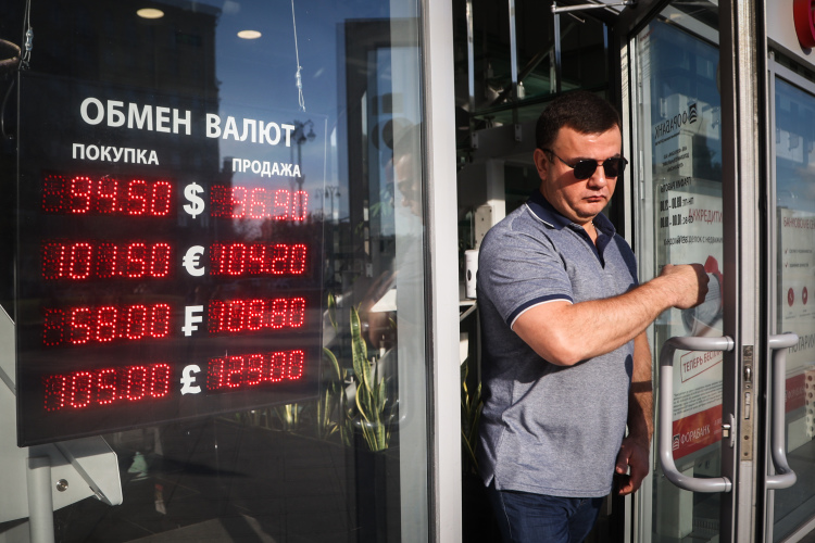 По итогам октября 2023 года, когда начал действовать валютный контроль, курс рубля заметно укрепился (+4,5% м/м)