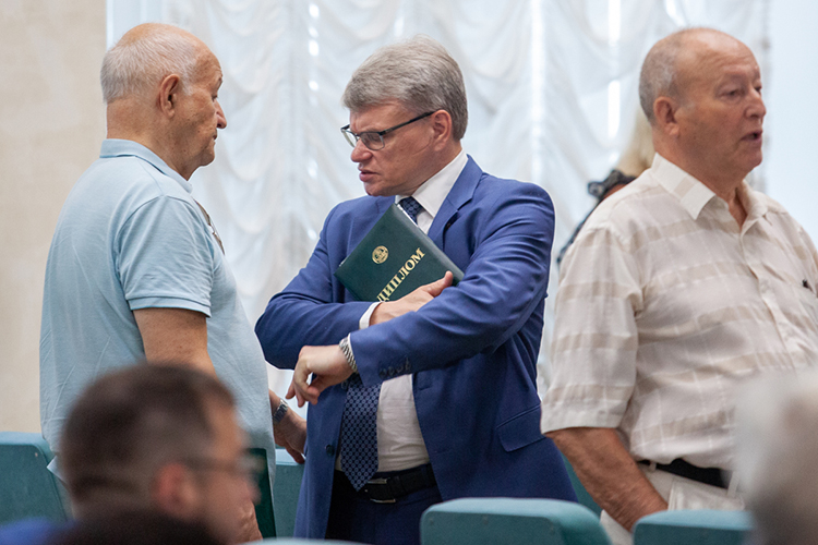  Позиции ректора КГМУ Алексея Созинова (в центре) все еще тянет вниз уголовный скандал его супруги. Другие указывают, что, даже несмотря на это, глава вуза «хорошо держится» 