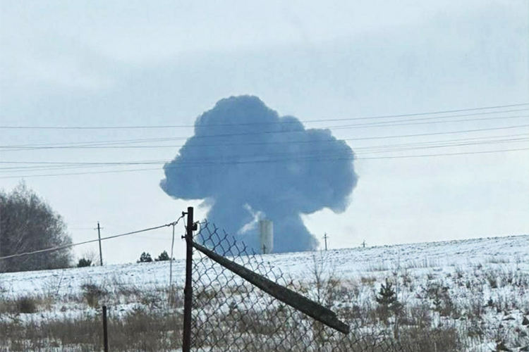 По данным Shot, пилот смог увести горящий Ил-76 от домов деревни Яблоново (около 50 км от границы с Украиной), борт упал в поле недалеко от населенного пункта