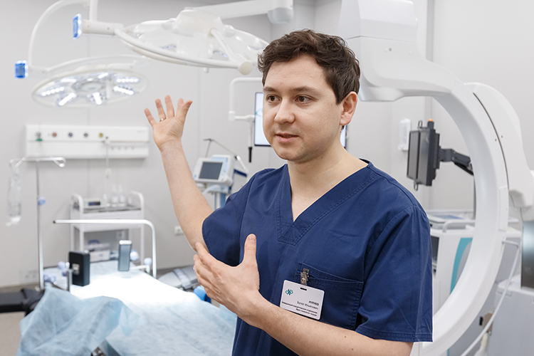 Младший сын Булат Нуриев, являющийся в клинике основоположником направления гинекологической хирургии, стал медицинским директором