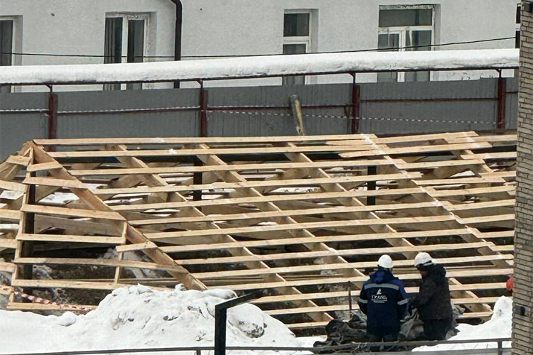 На территории — люди в касках и куртках с указанием строительной компании «Грань»