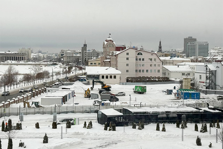 В историческом центре Казани началось строительство будущей штаб-квартиры «Газпром трансгаз Казань». В конце прошлой недели на участок начали завозить строительную технику. А к середине текущей недели на строительной площадке забурлила работа