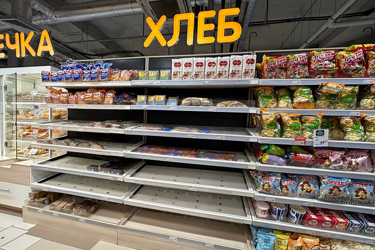 В понедельник, когда Казань начала приходить в себя после снегопада, в пресс-службе X5 Group («Пятерочка», «Перекресток», «Чижик») заявили «БИЗНЕС Online», что «заполнить магазины всем ассортиментом» планируется к «середине недели»