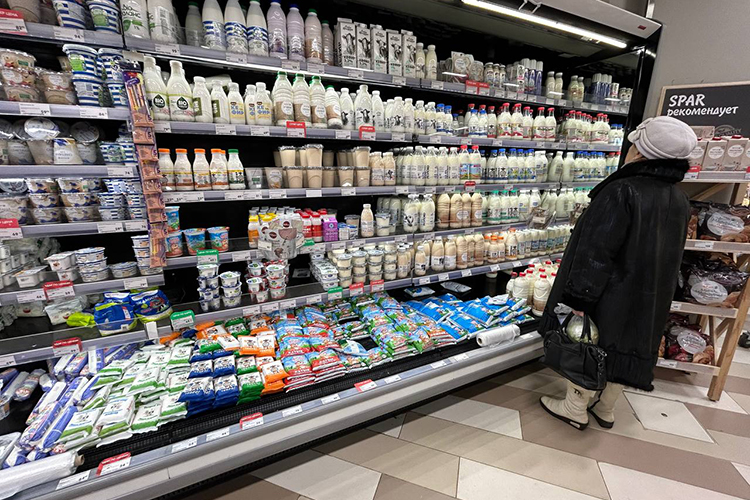 В магазине Spar в ТРЦ «Кольцо» отдел молочки не опустел. Вся продукция свежая, но вперед для покупателей, которые закупаются на скорую руку и не привыкли смотреть на дату производства, выставили молоко еще от 21 января
