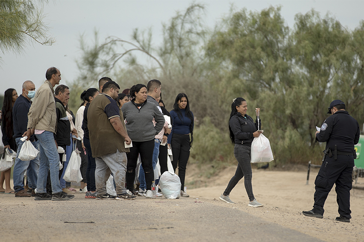 В конце 2023 года американские пограничники столкнулись с беспрецедентным наплывом мигрантов (с января по ноябрь погранично-таможенная служба США зафиксировала свыше 2,2 млн попыток нелегального пересечения границы)