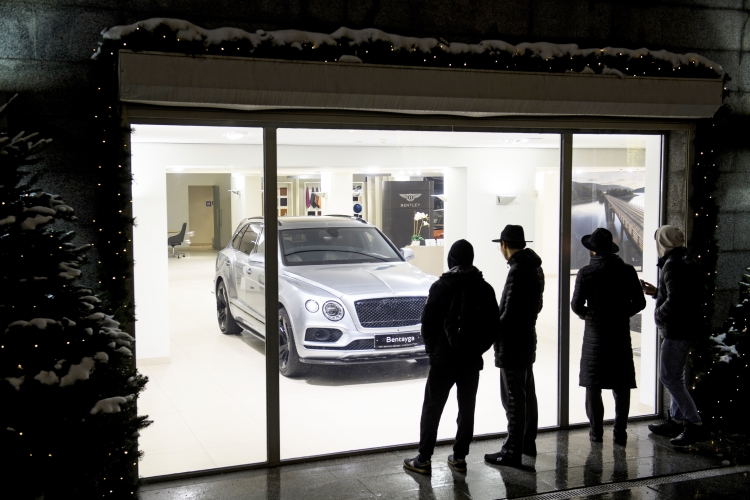 Три абсолютно новеньких Bentley Bentayga колесят по республиканским дорогам минимальной стоимостью от 40 млн рублей