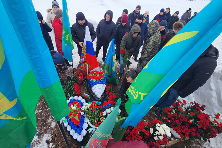 Валеева похоронили на аллее славы, под флагами России и военно-воздушных сил