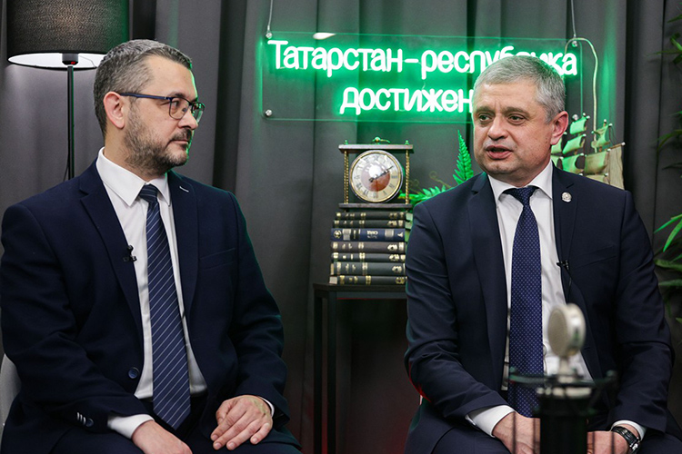 Марсель Гильмеев (слева) привел результаты опроса, проведенного совместно с проектом «Татарстан — республика достижений». Оказалось, что 71% опрошенных жителей республики оценивают ситуацию с экологией в РТ как «выше среднего»
