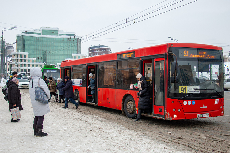 Автоград получил часть автобусов еще в прошлом году, но Казань продолжает ждать — в 2023 году по понятным причинам оказались перегружены производственные мощности поставщиков, в первую очередь КАМАЗа, на который рассчитывали в столице РТ