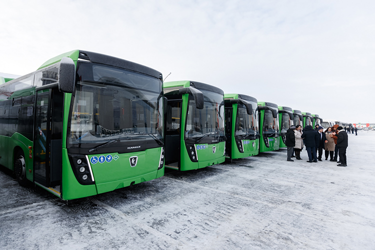 Президент РТ Рустам Минниханов передал пассажирским предприятиям городов и районов 40 новых автобусов