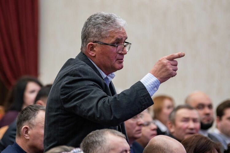 Под занавес сессии, буквально выкрикивая с места в зале, просил внимания бывший глава Тукаевского района Тагир Харматуллин.