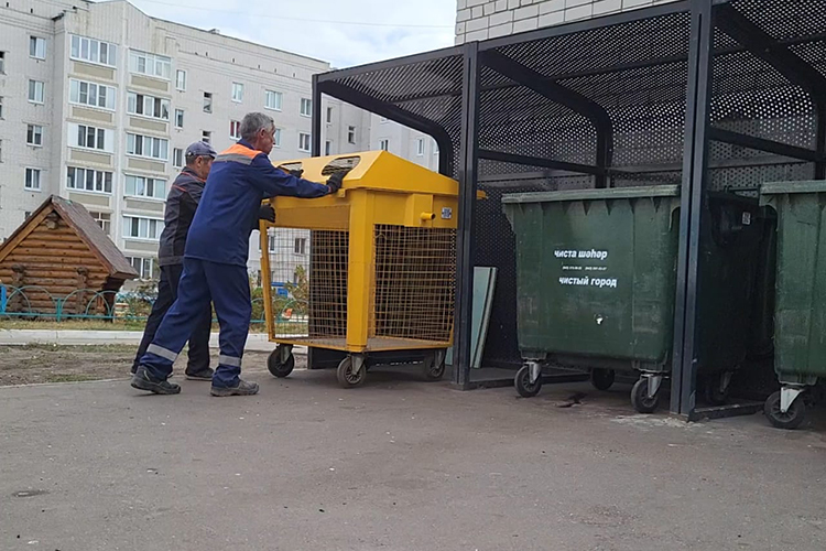 «В Казани мы поставили порядка 1,5 тысяч желтых сетчатых контейнеров. Они предназначены не только для ПЭТ-бутылок, но и для пластика, металла и стекла. Их содержимое вывозится отдельной машиной»