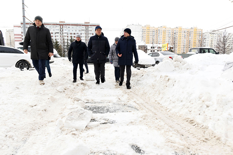 Всего с начала зимнего периода дороги очистили от 1,2 млн т снега — небывалая для Казани цифра. Ранее максимум для города за пять месяцев держался на уровне в 900 тыс. тонн