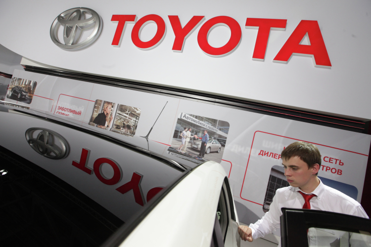 Руководство Toyota приняло решение прекратить выпуск автомобилей в России в сентябре 2022 года. Несмотря на это, еще можно найти машины отечественного производства