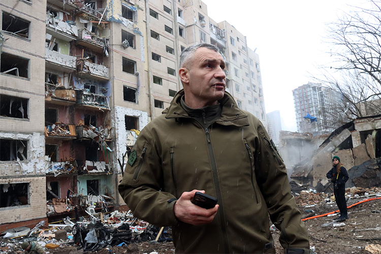 Пострадали 13 человек, отметил мэр Киева Виталий Кличко. В результате одного из попаданий загорелся многоэтажный дом
