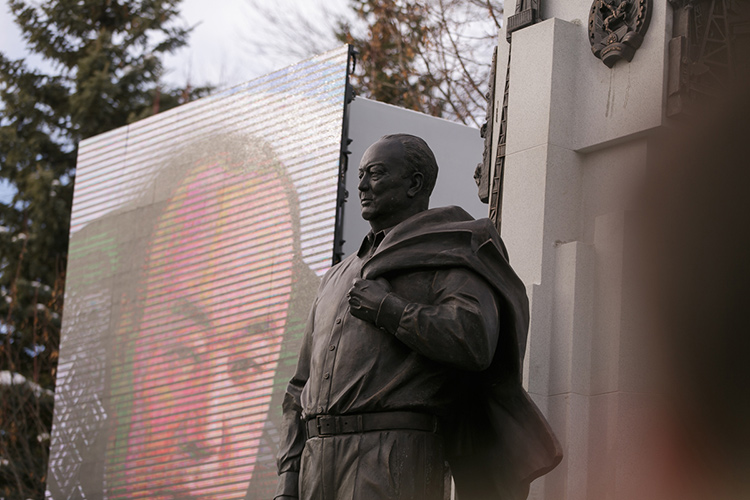 Тент с памятника сняли в 12:00. Пришедшие увидели большую фигуру Рахимова в его знаменитом образе — в рубашке и с пиджаком на плече