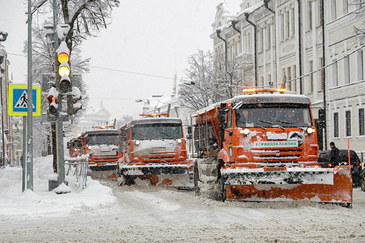 Равиля Шайдуллина отметила, что процесс уборки затягивается, потому что оперативно снег не вывезешь — скапливаются очереди на снегоплавильные пункты