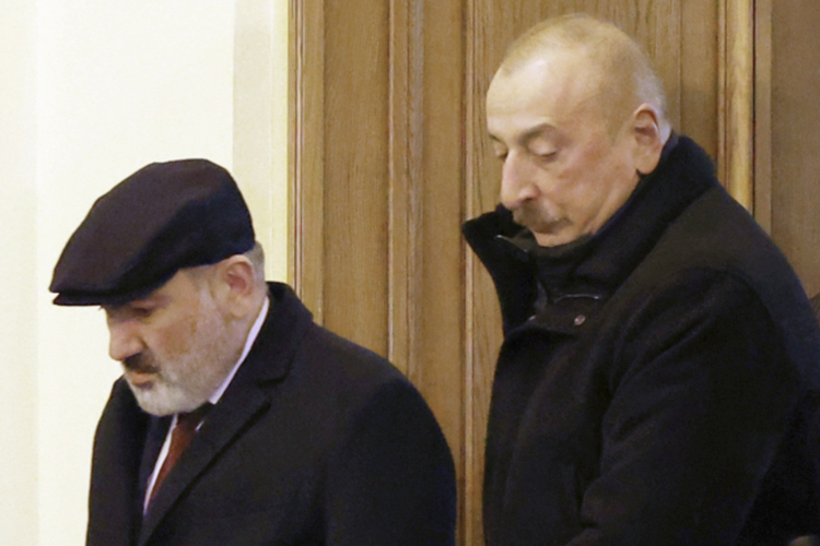 Премьер-министр Армении Никол Пашинян (слева), президент Азербайджана Ильхам Алиев