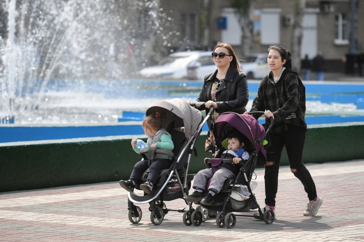 С 1 февраля размер материнского капитала на первого ребенка вырос до 630,3 тыс. рублей, на второго — до 833 тыс. рублей