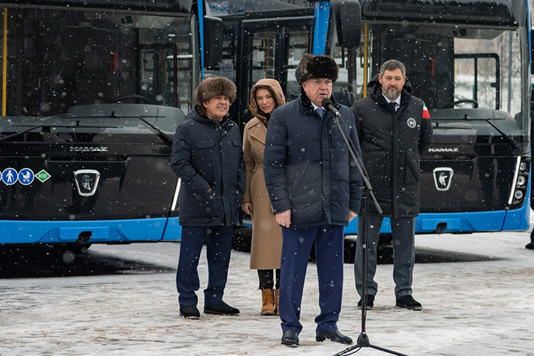 Наиль Магдеев отметил, что эти 10 «НЕФАЗов» — первая партия из 46 автобусов, которые они намерены получить в начале марта. В 2024-м же автопарк автограда пополнится 90 новыми транспортными средствами