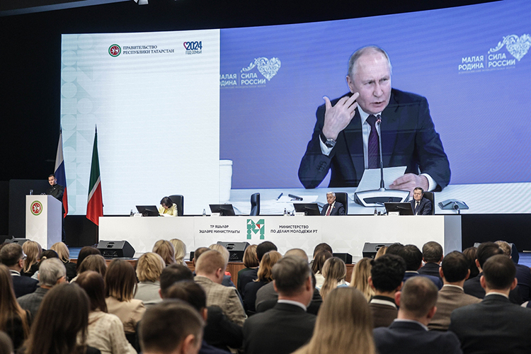 Садыков показал видео с отрывком из выступления Владимира Путина, где президент России, как отметил министр, «говорит о значимости работы с молодежью на местах»