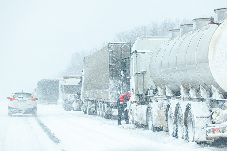 Отбойники, обустроенные вдоль дороги, в снегопады сыграли роль «снегозадержателя»