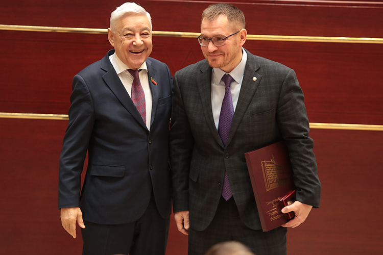 Поздравления от коллег принимал Александр Тыгин, недавно назначенный главой Госжилинспекции РТ. На вчерашнем заседании его депутатские полномочия официально прекратили