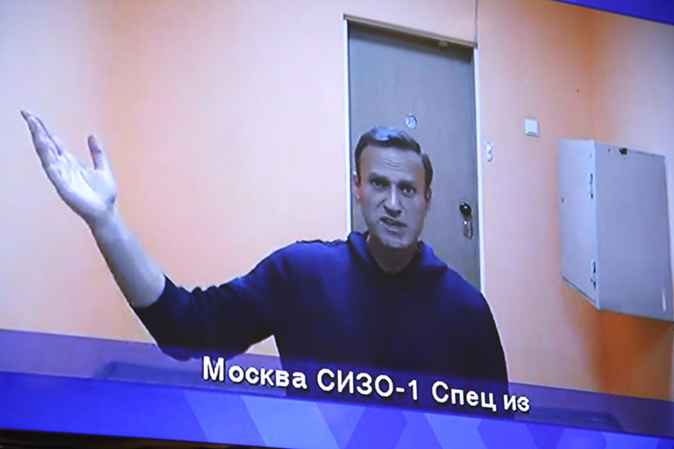 Навальный* попал в колонию в январе 2021 года сразу после того, как вернулся в Россию