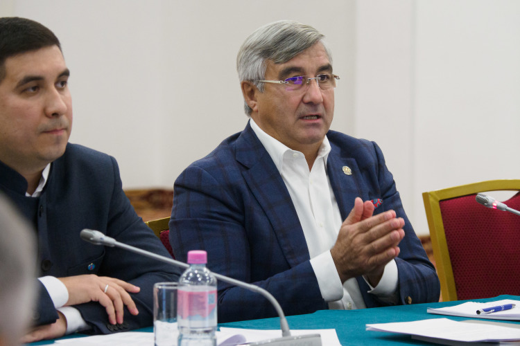 Глава нацсовета ВКТ «Милли шура» Василь Шайхразиев справа на фото