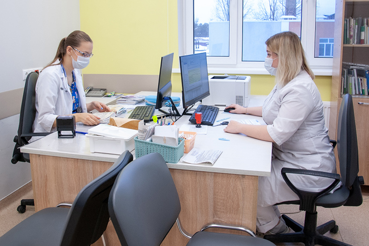 Модератор привел данные соцопроса, согласно которому 66% татарстанцев довольны уровнем медицинской помощи в госклиниках