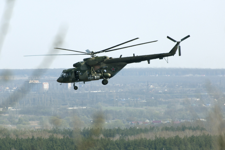 Маршрут Ми-8 был согласован, а лететь ему пришлось на предельно малой высоте и в режиме радиомолчания. В сообщении ГУР также говорились, что пилот вертолета находится на Украине вместе с семьей, которую вывезли туда «заблаговременно»