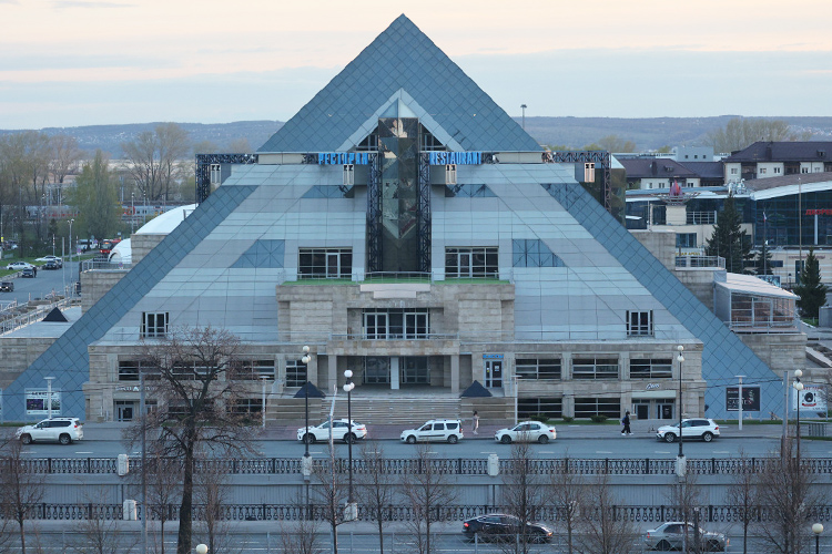 Идея возвести стеклянное здание необычной для Казани пирамидальной формы принадлежала Радику Шаймиеву