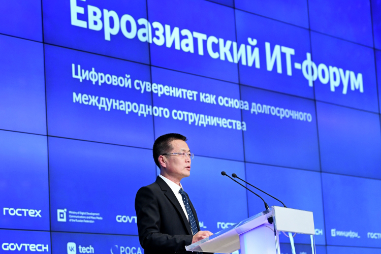Рян Ин Хо поблагодарил Россию за то, что она первой предложила собрать страны, заинтересованные «в праве самостоятельного развития цифровых технологий»